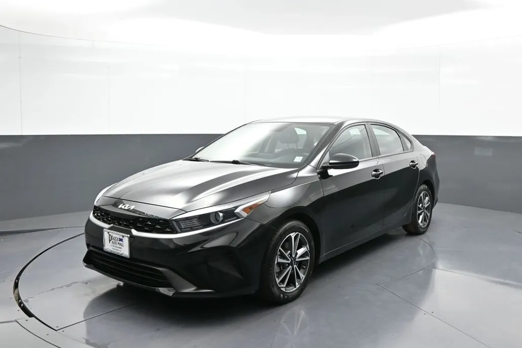 2022 Kia Forte LXS photo 1