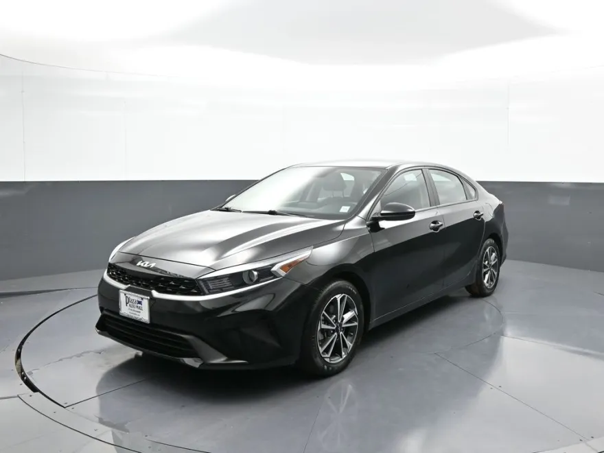 2022 Kia Forte LXS photo 1