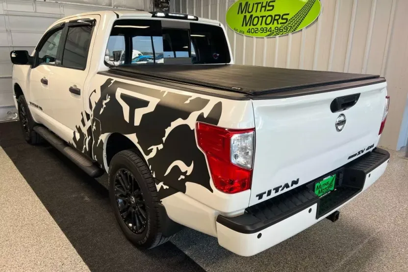 2018 Nissan Titan Crew Cab SV photo 1
