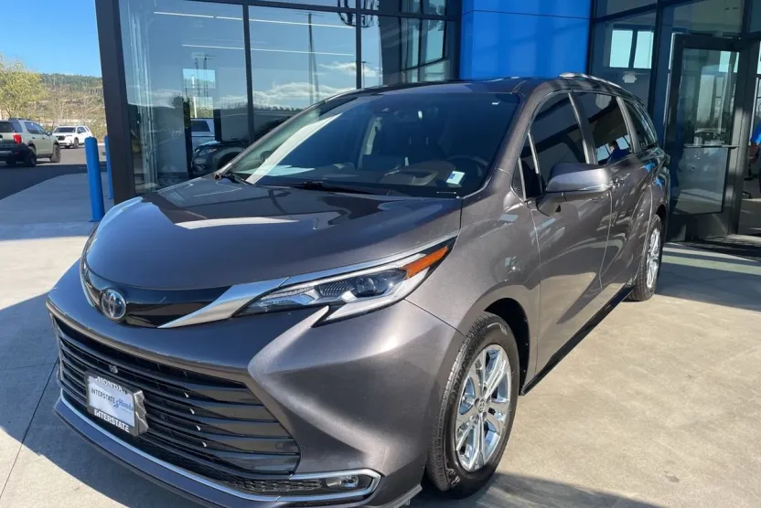 2023 Toyota Sienna Platinum photo 1