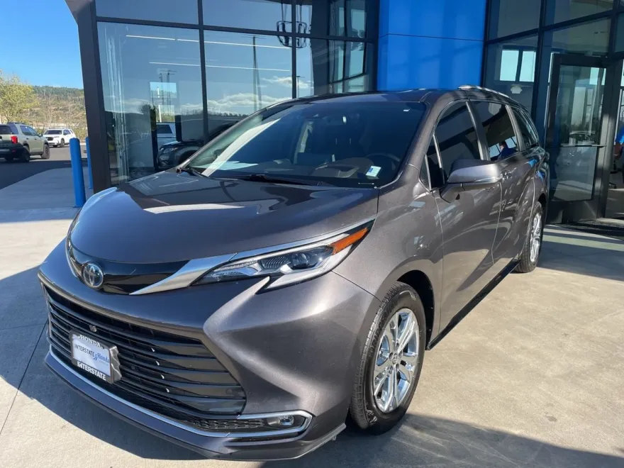 2023 Toyota Sienna Platinum photo 1