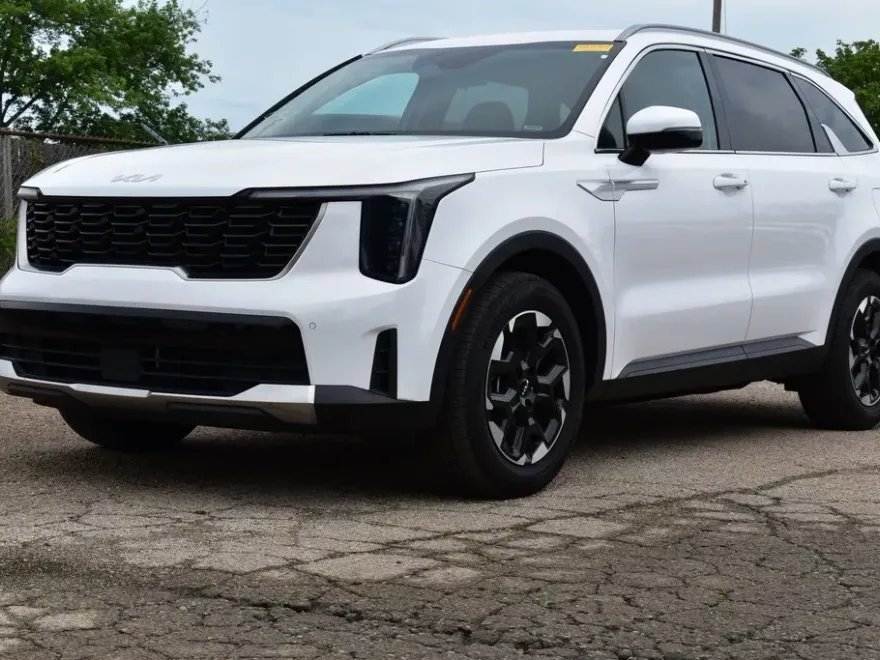 2024 Kia Sorento S photo 1