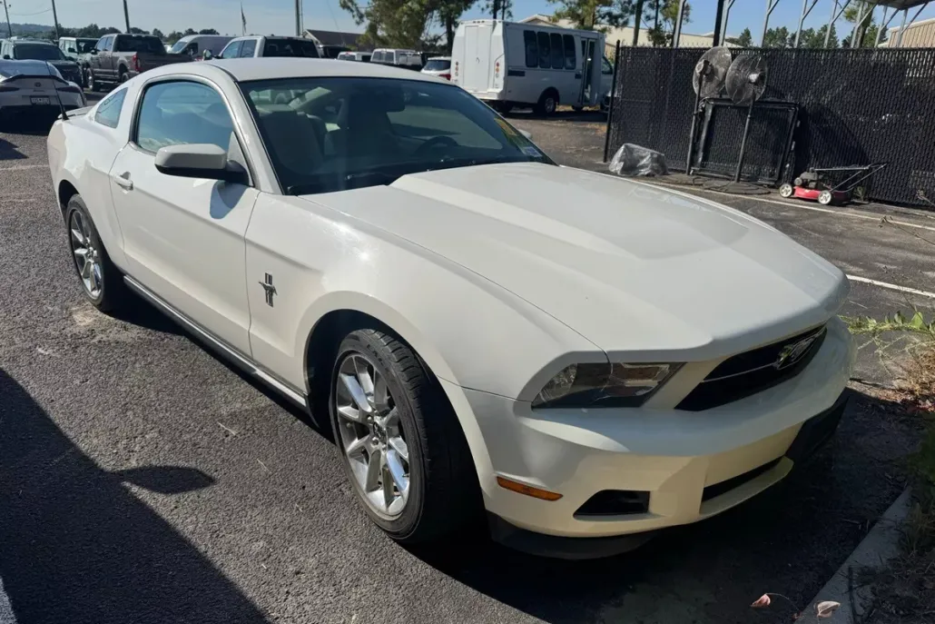 2011 Ford Mustang V6 Premium photo 1