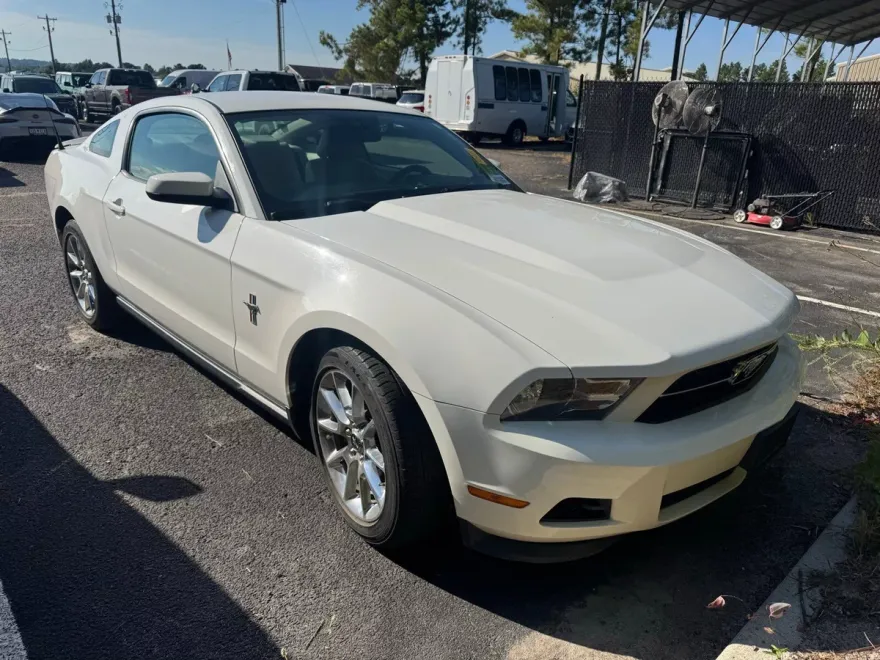 2011 Ford Mustang V6 Premium photo 1