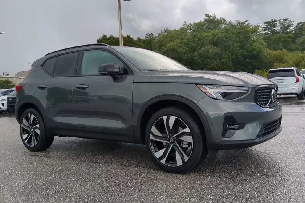 2026 Volvo XC40 Plus photo 1