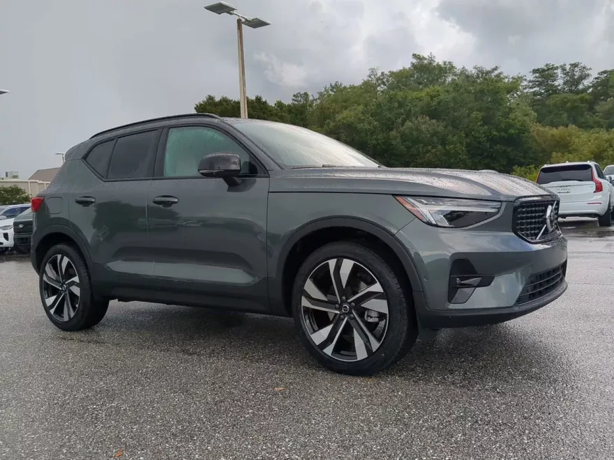 2026 Volvo XC40 Plus photo 1