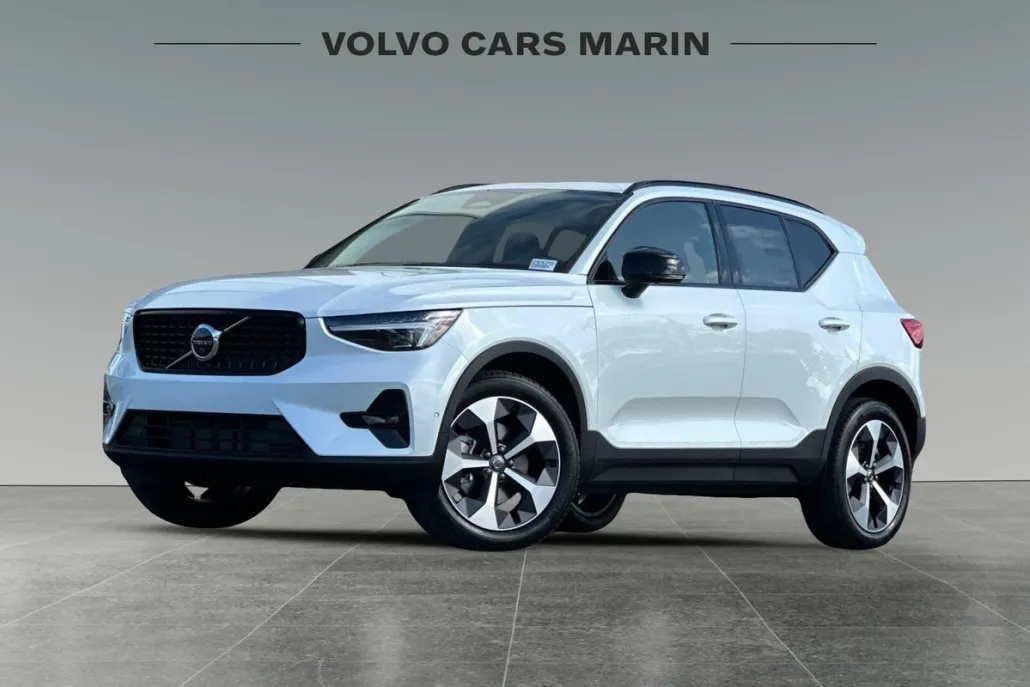 2025 Volvo XC40 Plus photo 1