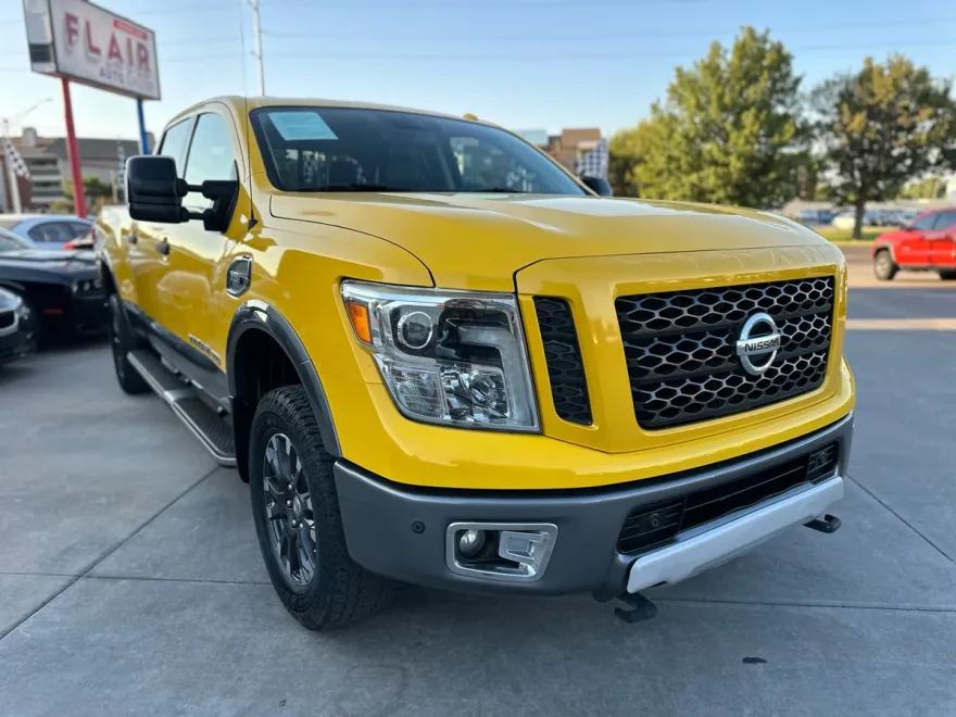 2016 Nissan Titan PRO-4X photo 1