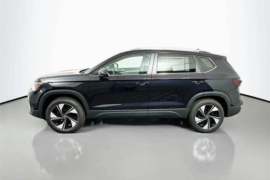 2025 Volkswagen Taos SE photo 1