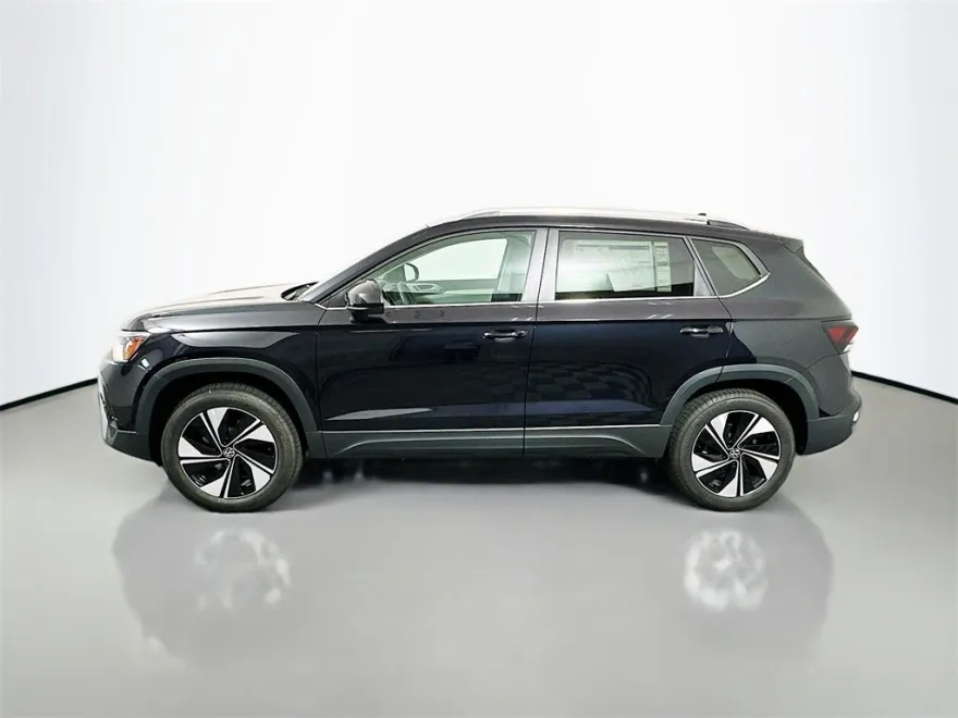 2025 Volkswagen Taos SE photo 1