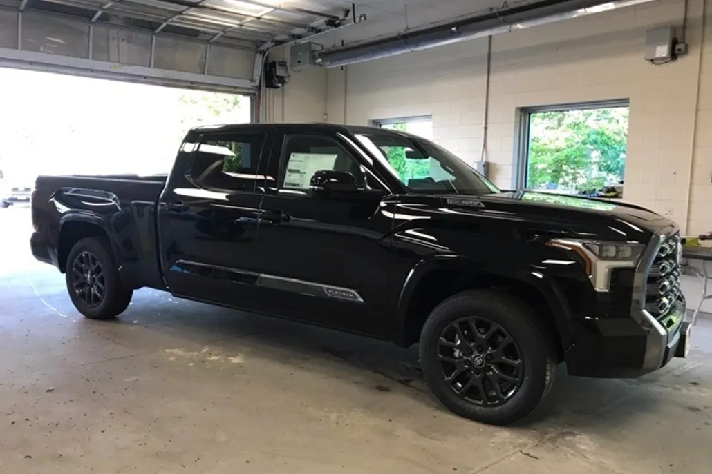 2025 Toyota Tundra Platinum CrewMax photo 1