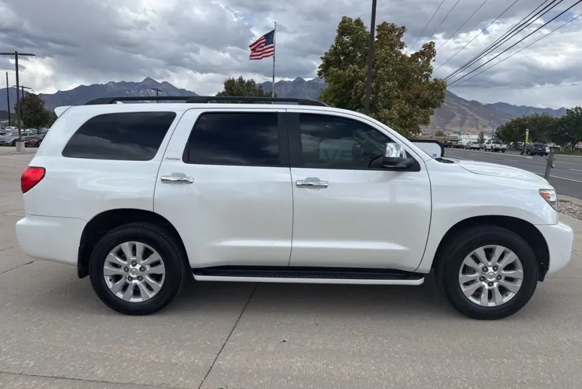2017 Toyota Sequoia Platinum photo 1
