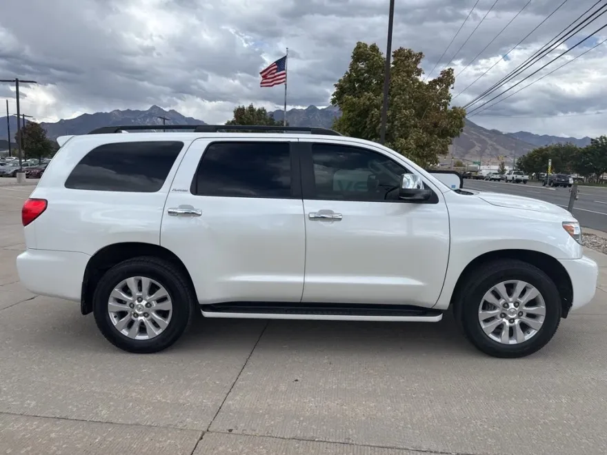 2017 Toyota Sequoia Platinum photo 1