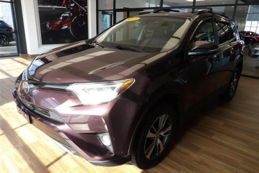 2017 Toyota RAV4 XLE photo 1