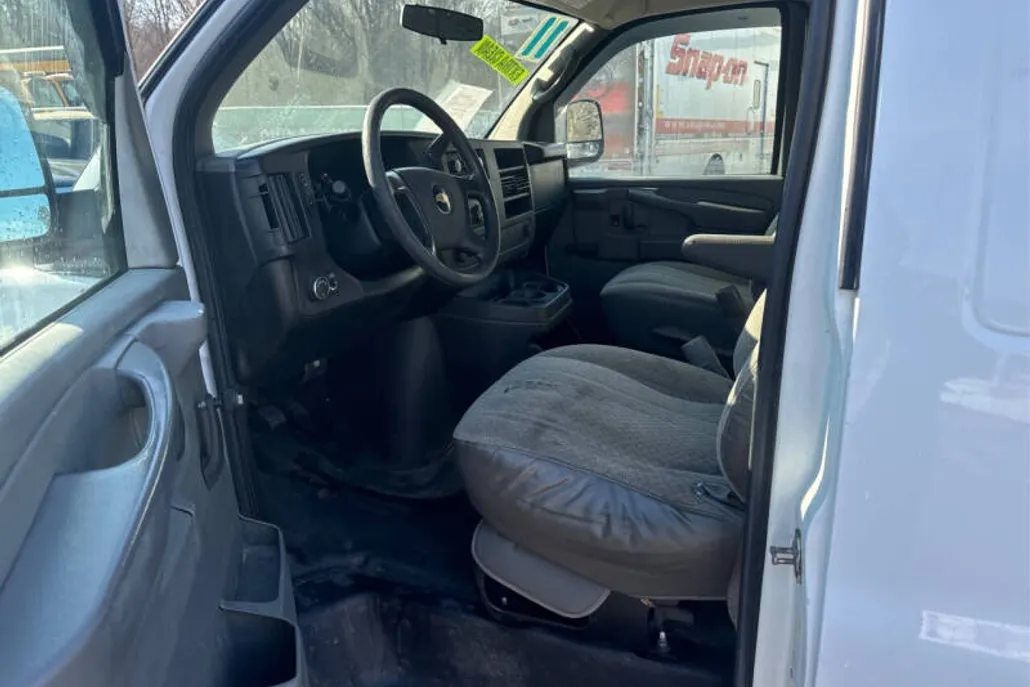 2011 Chevrolet Express 2500 Cargo Van photo 1