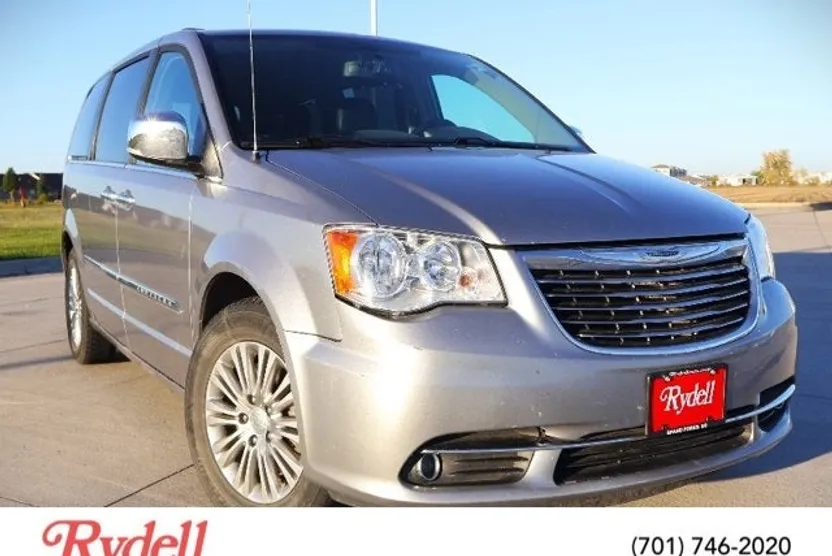 2016 Chrysler Town & Country photo 1