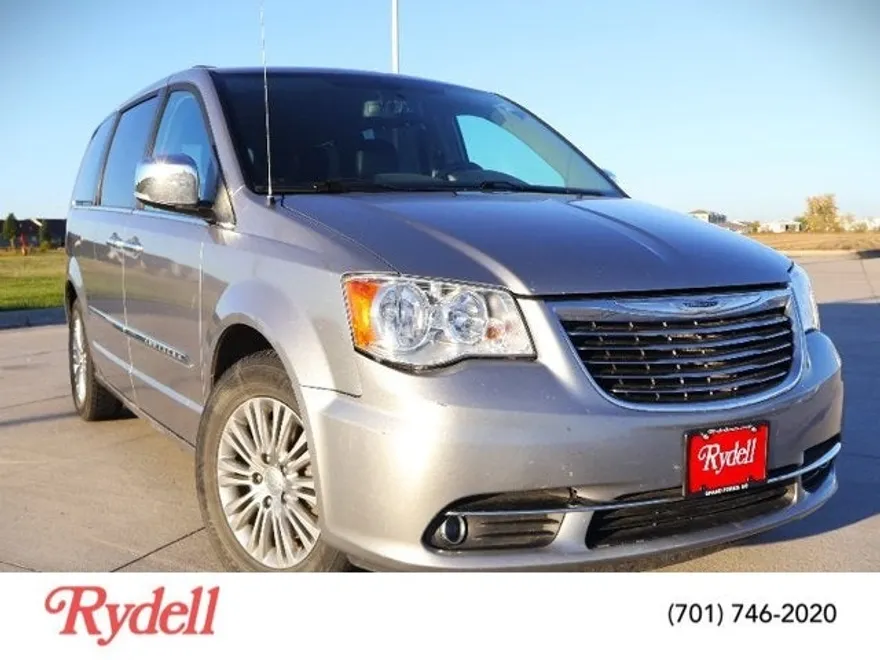 2016 Chrysler Town & Country photo 1