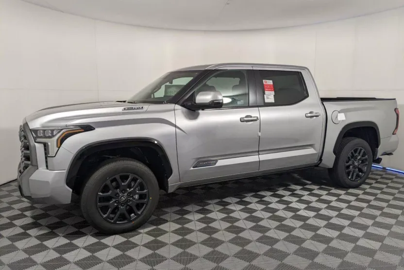 2025 Toyota Tundra Platinum CrewMax photo 1