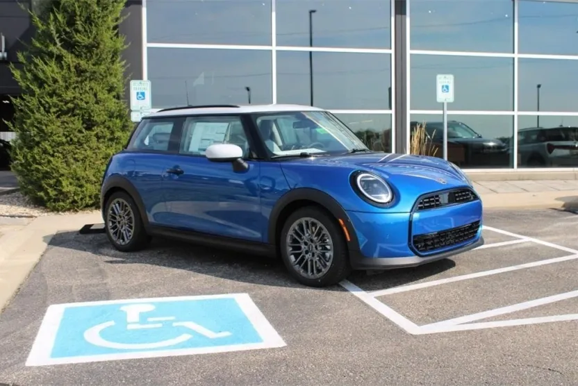 2025 Mini Cooper 2 Door Hardtop Signature photo 1