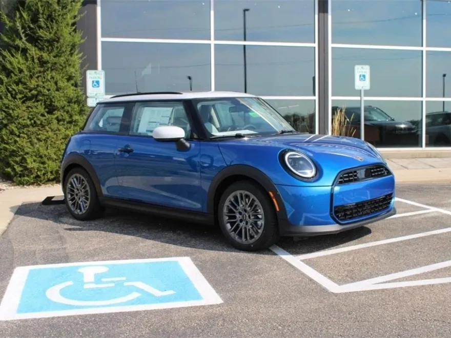 2025 Mini Cooper 2 Door Hardtop Signature photo 1