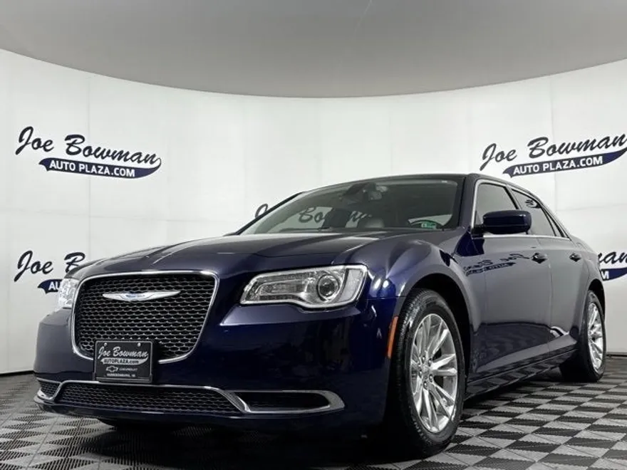 2017 Chrysler 300 Limited photo 1