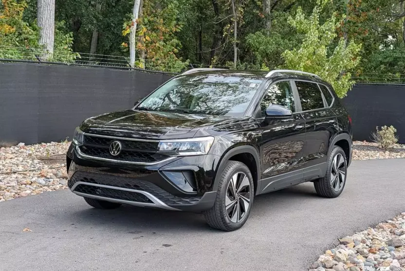2024 Volkswagen Taos SE photo 1