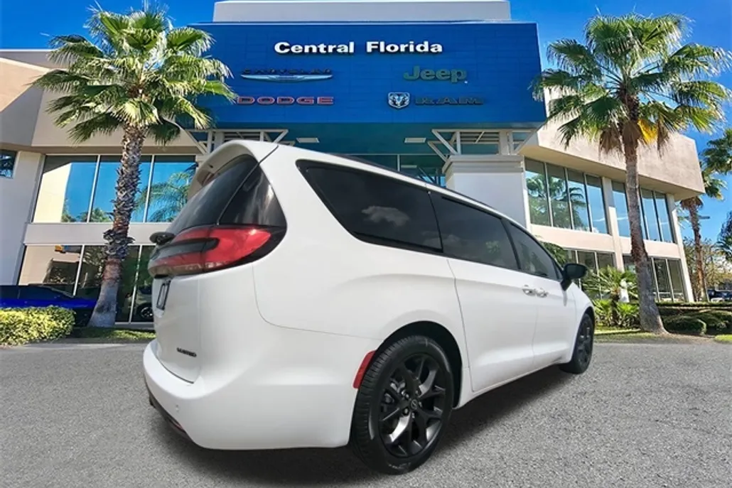 2026 Chrysler Pacifica Limited photo 1