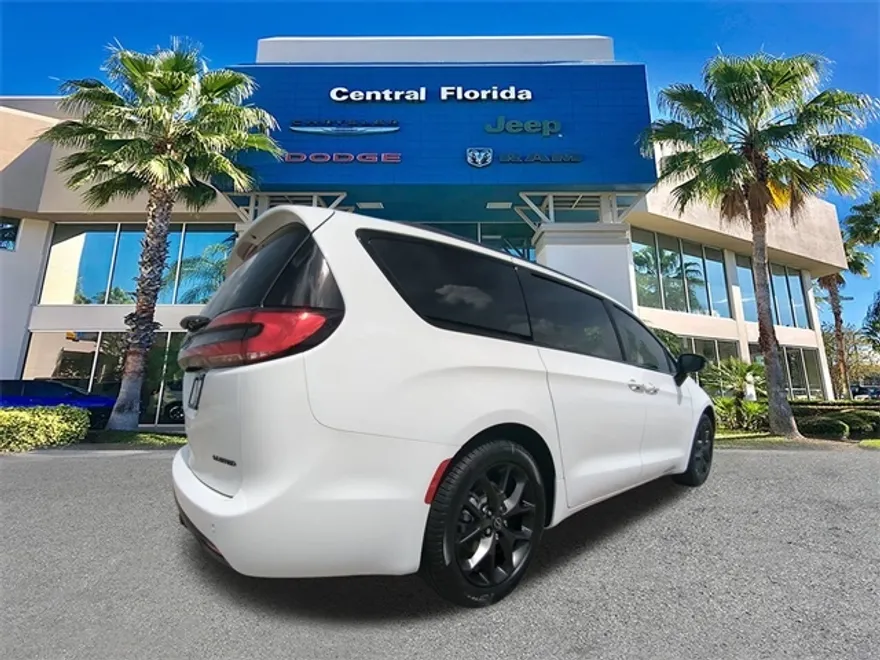 2026 Chrysler Pacifica Limited photo 1