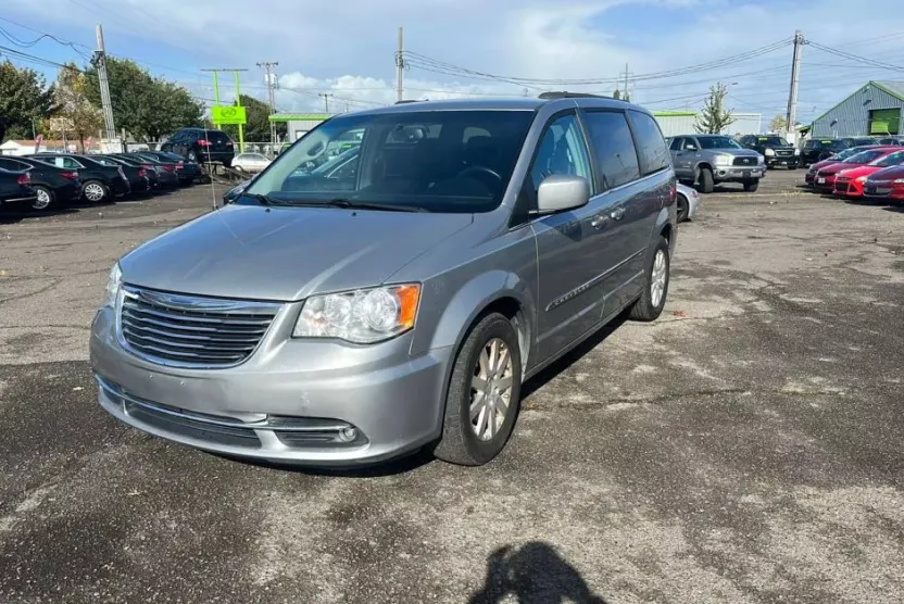 2016 Chrysler Town & Country Touring photo 1