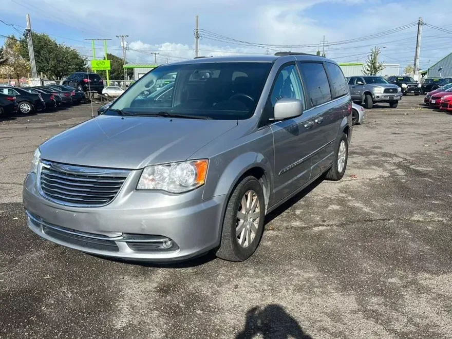 2016 Chrysler Town & Country Touring photo 1
