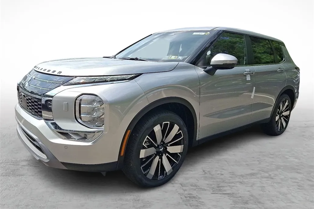 2025 Mitsubishi Outlander SE photo 1