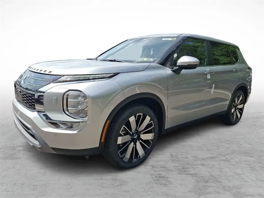 2025 Mitsubishi Outlander SE photo 1