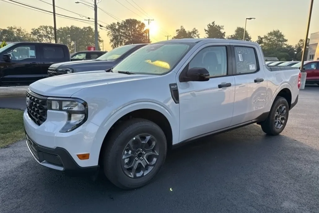 2025 Ford Maverick XLT photo 1
