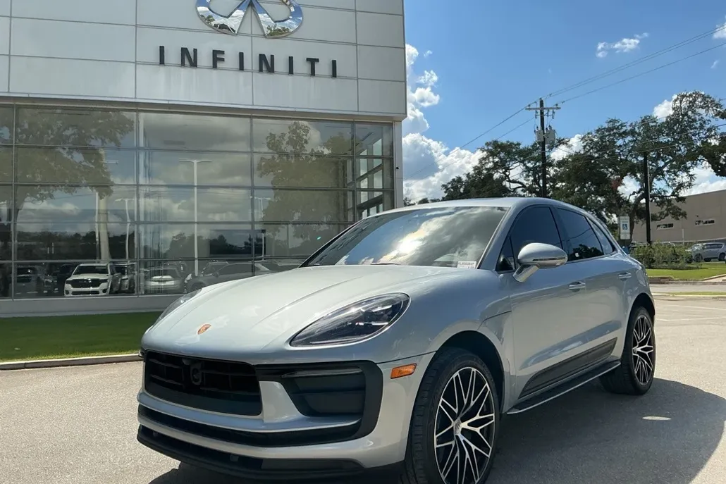 2024 Porsche Macan Base photo 1