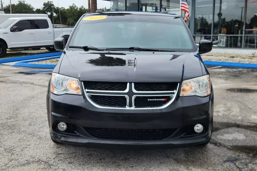 2019 Dodge Grand Caravan SXT photo 1