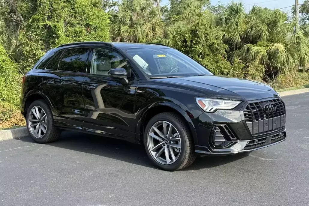 2025 Audi Q3 45 TFSI S line Premium photo 1