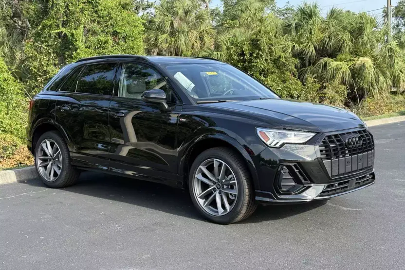 2025 Audi Q3 45 TFSI S line Premium photo 1