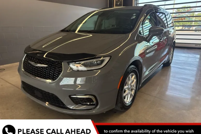 2021 Chrysler Pacifica Touring L photo 1