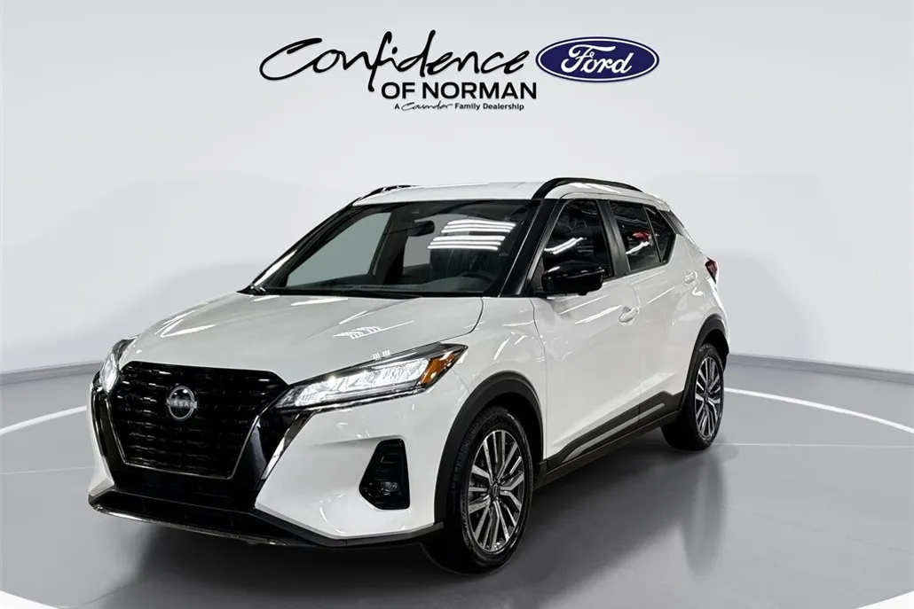 2024 Nissan Kicks SR photo 1