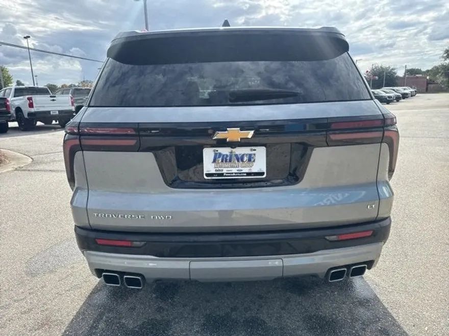 2024 Chevrolet Traverse photo 1