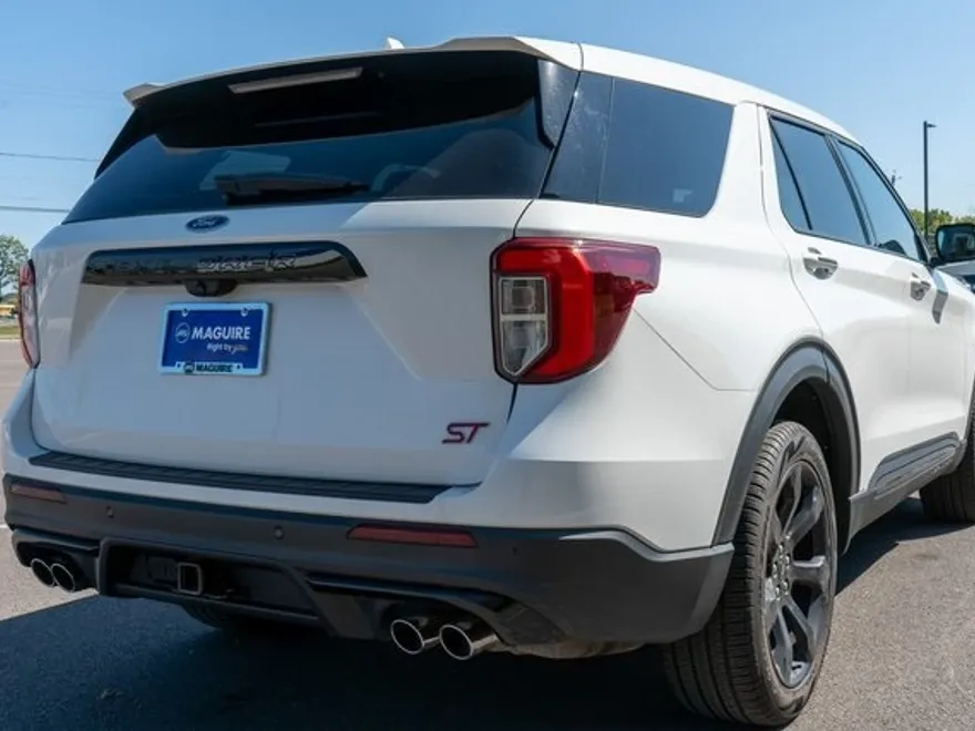 2022 Ford Explorer ST photo 1