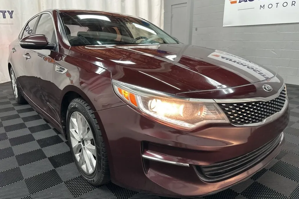 2016 Kia Optima EX photo 1