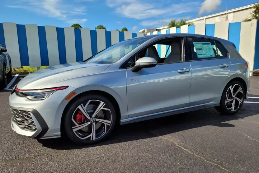 2025 Volkswagen Golf GTI SE photo 1
