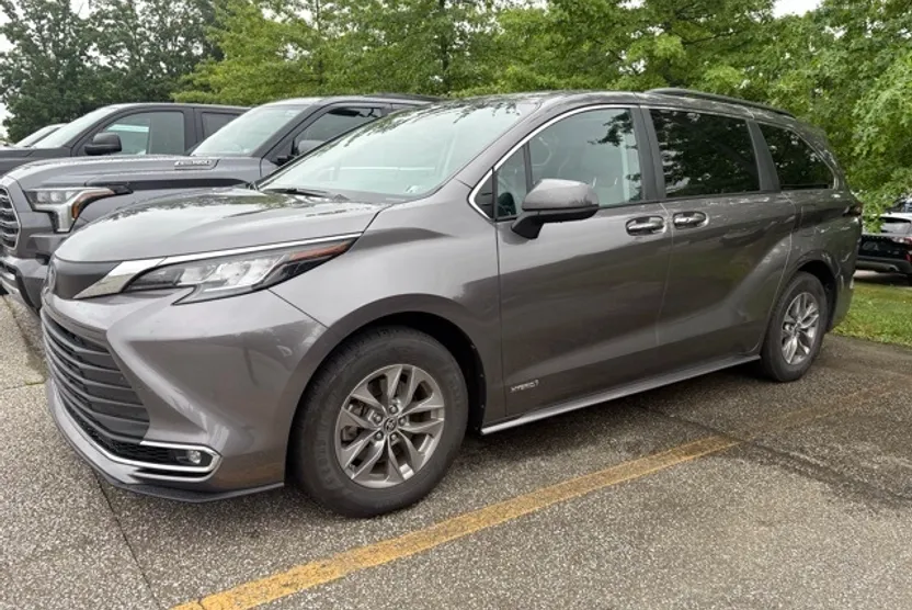 2021 Toyota Sienna XLE photo 1