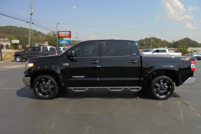 2017 Toyota Tundra SR5 photo 1