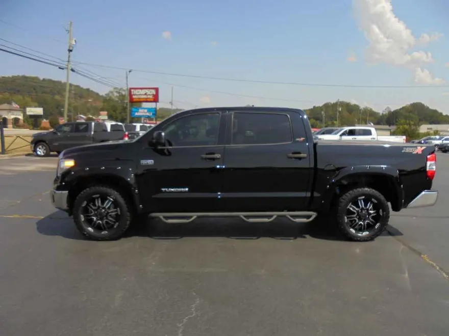 2017 Toyota Tundra SR5 photo 1