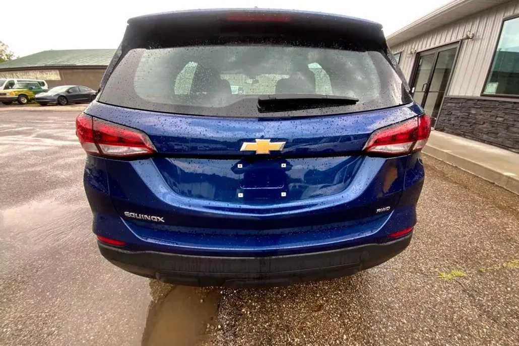 2022 Chevrolet Equinox LS photo 1