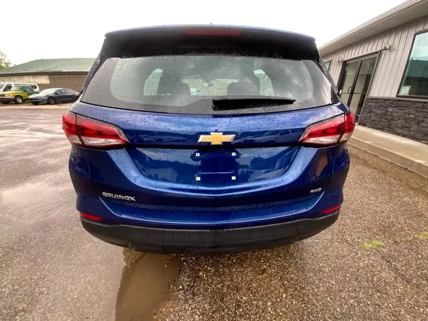 2022 Chevrolet Equinox LS photo 1