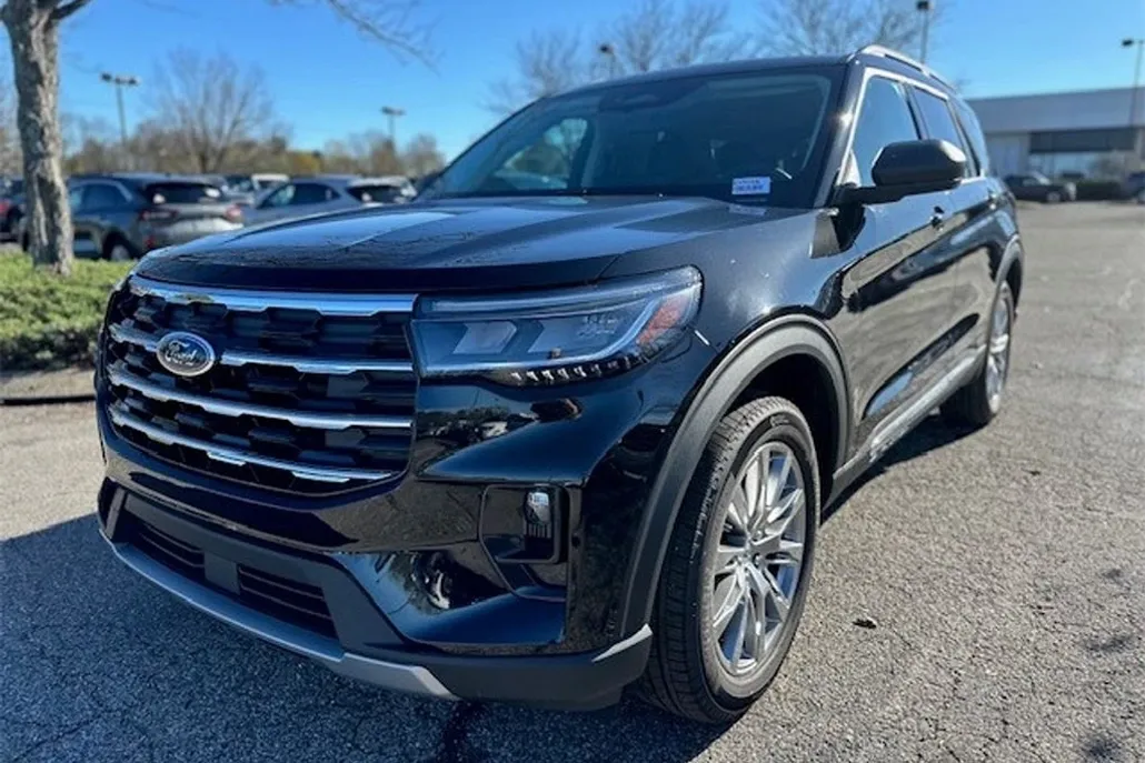 2025 Ford Explorer photo 1