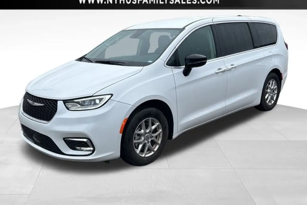 2024 Chrysler Pacifica Touring L photo 1